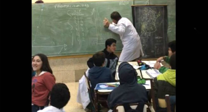 Profesor enseña Matemáticas al ritmo de “Despacito”