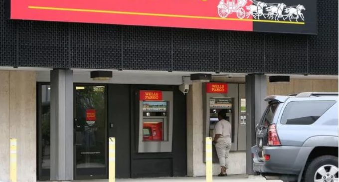 Atrapado en un cajero automático, se salvó mandando mensajes a través de la máquina