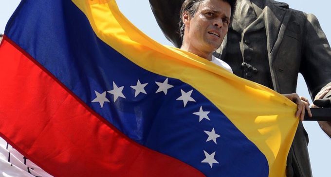 Leopoldo López sale de la cárcel