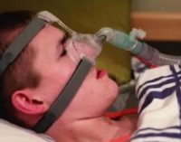 El extraño caso de Liam Derbyshire, el joven que morirá si se queda dormido