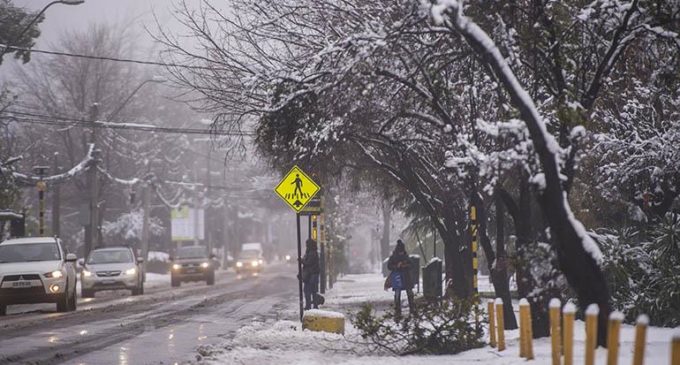 Una sorprendente nevada en Santiago cautivó a los chilenos