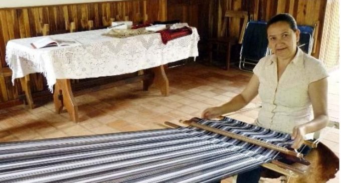 Publican libro sobre el tradicional “Poncho de 60 listas”