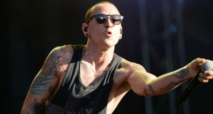 Hallan muerto al vocalista de Linkin Park, se habría suicidado