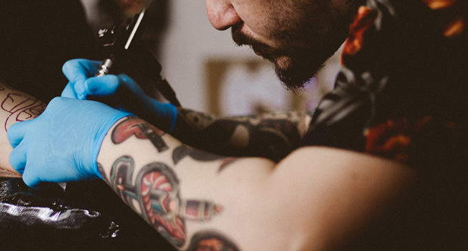 Devastado: Un joven con tatuaje facial no logra encontrar trabajo