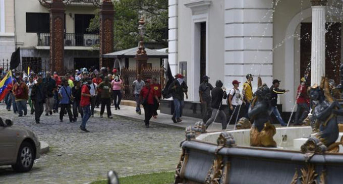 Al menos 12 heridos tras irrumpir un grupo de seguidores chavistas en el Parlamento venezolano