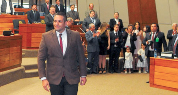 Defensor acusa persecución política de senador