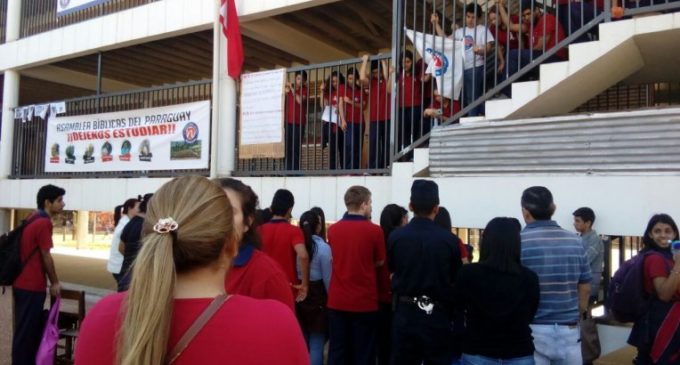 Imputaron a siete personas tras toma de colegio en Limpio