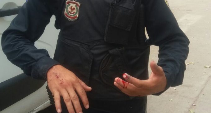 Campesinos hieren a Policía con petardos