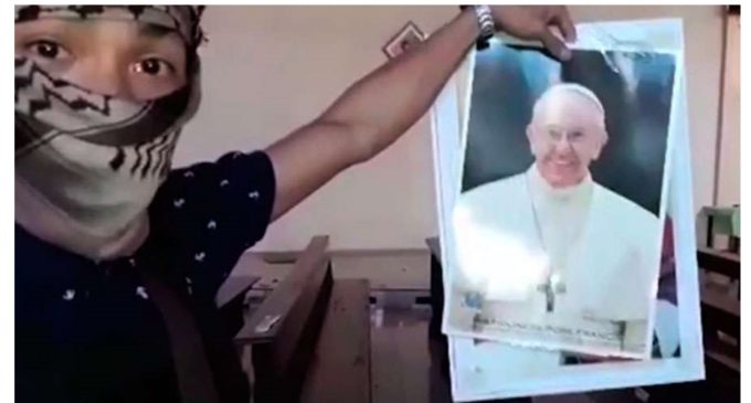 En nuevo video, ISIS rompe foto del Papa Francisco y amenaza Roma