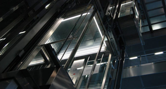 EE.UU.: hallan muerto a hombre que estuvo atrapado un mes en un ascensor