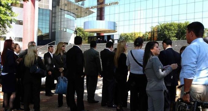 Funcionarios desalojan Parlamento