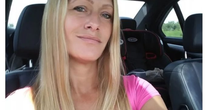 Estacionó su auto, se pasó de heroína, se desmayó y su hija de dos años murió amarrada a su silla