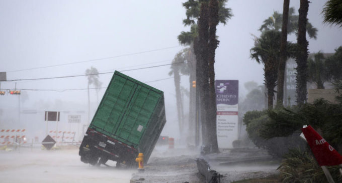 El huracán Harvey pierde intensidad tras tocar tierra en el sur de Texas