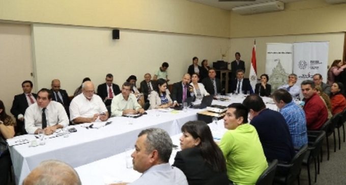 Ministros se reúnen hoy con docentes para intentar destrabar huelga
