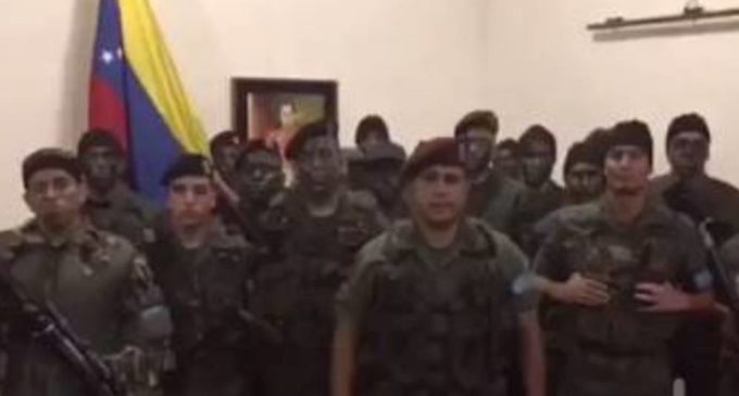 Grupo militar se subleva contra régimen de Maduro
