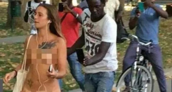 (Video) Revuelo en Italia por una joven que caminó desnuda por la calle