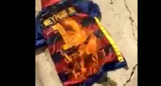 Hinchas del Barcelona quemaron la camiseta de Neymar