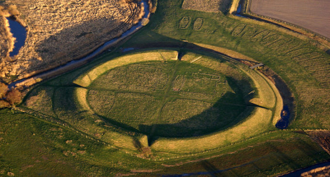 Descubren en Dinamarca la fortaleza circular más duradera de los vikingos
