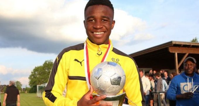 Borussia Dortmund hizo debutar a su “Messi africano de 12 años” en la categoría sub-17