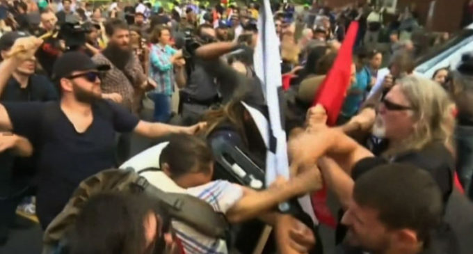 Violenta marcha de nacionalistas blancos en EE.UU.