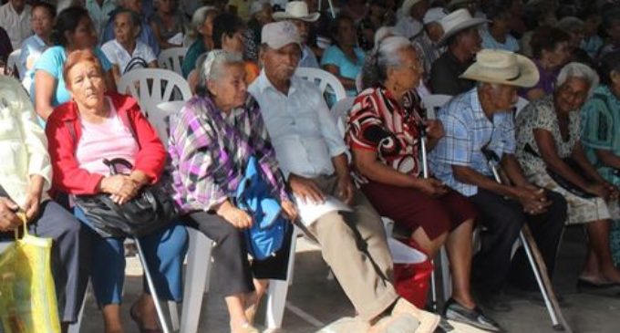 Proponen aumento de impuesto al tabaco para destinar recursos a adultos mayores