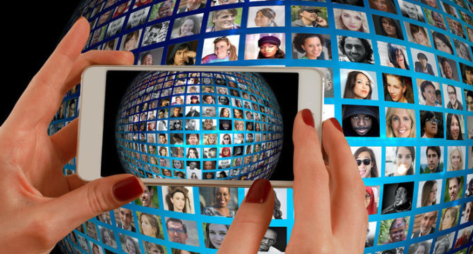Facebook asegura que es seguida por más gente de la que realmente existe