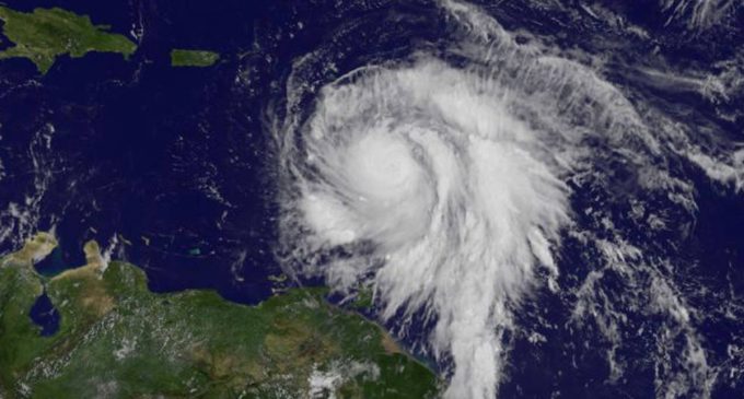 El huracán María devasta Dominica y sigue su camino hacia Puerto Rico