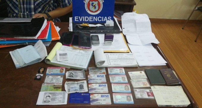 Capturan a estafadores e incautan tarjetas, armas y dinero falsificado