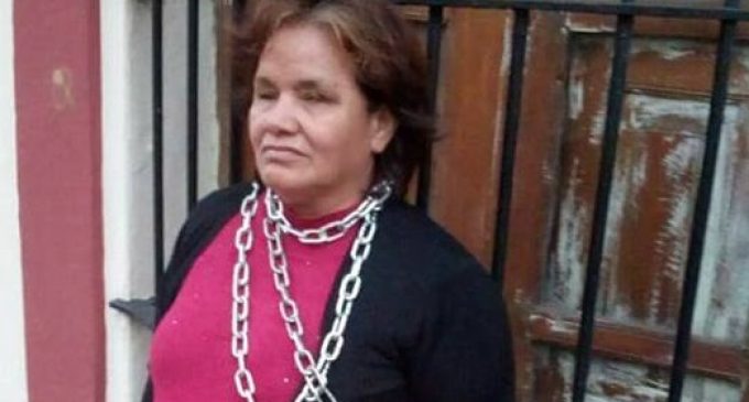 Alumna no vidente se encadenó frente a Escuela de Ciencias Sociales de la UNA
