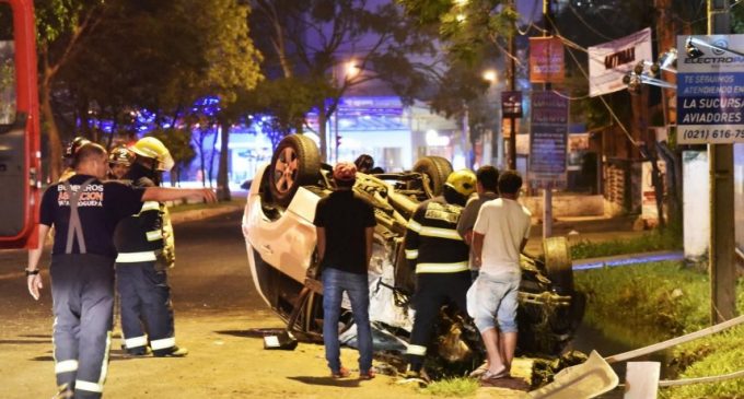 Aparatoso vuelco de vehículos sobre Aviadores del Chaco