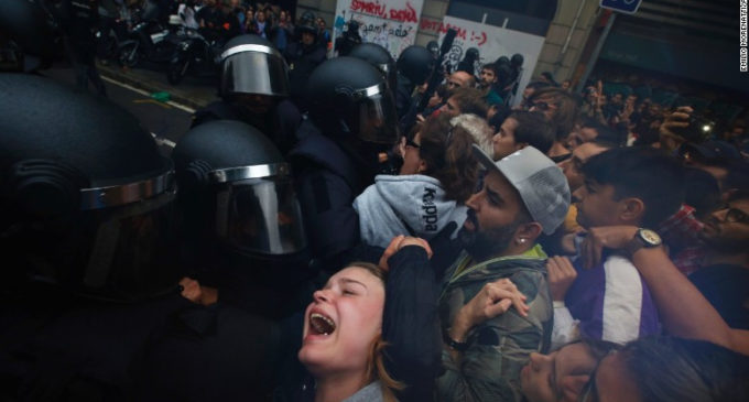 Caos en Cataluña: decomisos, enfrentamientos y votos en referéndum independentista