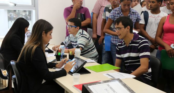 Más de 240 puestos laborales son ofrecidos en Feria de Empleo