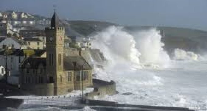 Huracán Ophelia dejó al menos tres muertos en Irlanda