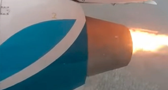 “Pensé que era ateo, hasta que…” el motor del avión se incendió en pleno vuelo (VIDEO)