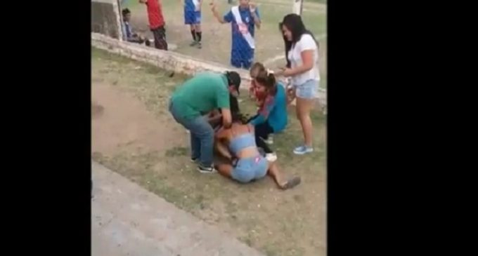 Dos mujeres y un futbolista: Chicas se pelean en pleno partido de fútbol por un jugador