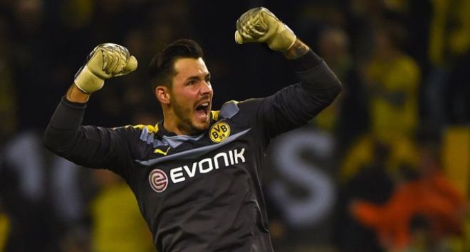 La hilarante superstición del portero Roman Bürki con el Borussia Dortmund antes del inicio de cada partido