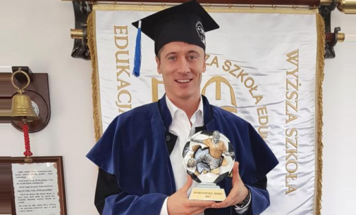 Lewadowski se graduó y su tesis fue sobre su propia carrera