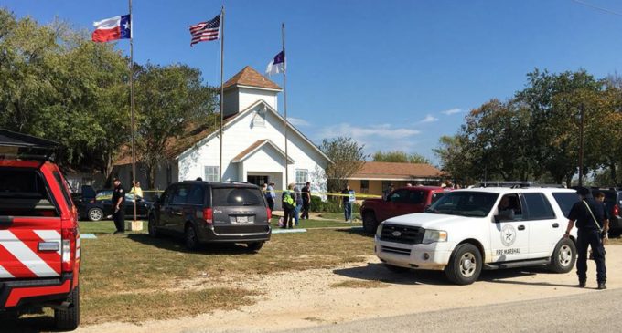 26 muertos tras tiroteo en Iglesia de Texas