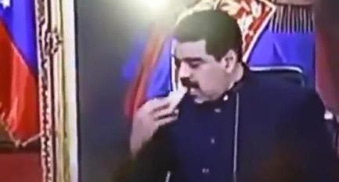 Maduro comiendo empanada en plena transmisión televisiva