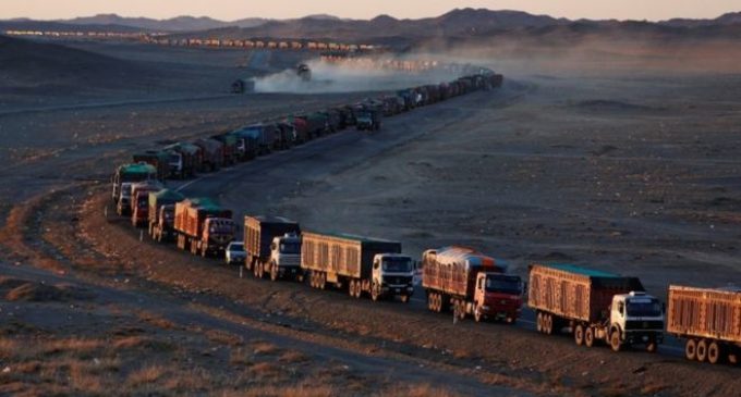 Enorme embotellamiento de más de 100 kilómetros en la frontera entre Mongolia y China