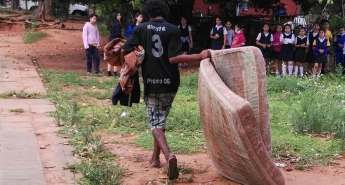 Denuncian que jóvenes ingresan a drogarse a escuela