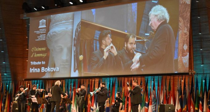 Con “melodías en guaraní” entregan obsequio a directora de la Unesco