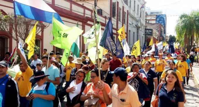 Docentes reclaman aumento salarial del 20%