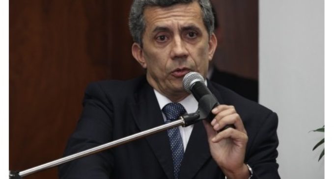 Abogado constitucionalista refuta intención de senador de despojar a Presidente facultad de vetar Presupuesto
