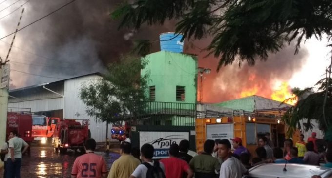 Continúan labores de extinción de fuego en depósito de Fernando de la Mora