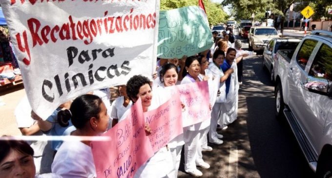Funcionarios de Clínicas cierran avenida Mariscal López y recrudecen huelga