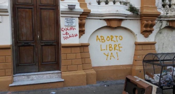 “Pido disculpas, pero no me parece muy violento”, dice organizadora del #25NPY sobre graffitti en iglesia