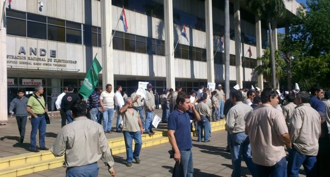 Funcionarios de ANDE aceptan aumento de rubro para desprecarización, pero señalan que no es suficiente