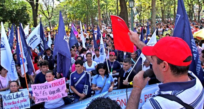 Docentes reclaman aumento salarial del 20%