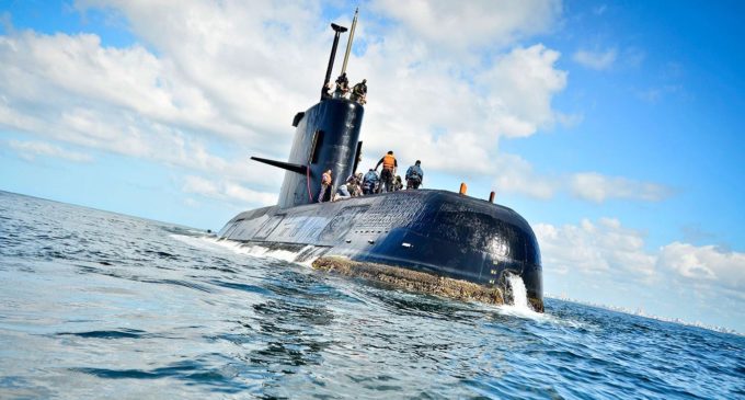 Francisco instá a ahondar esfuerzos para encontrar el submarino desaparecido